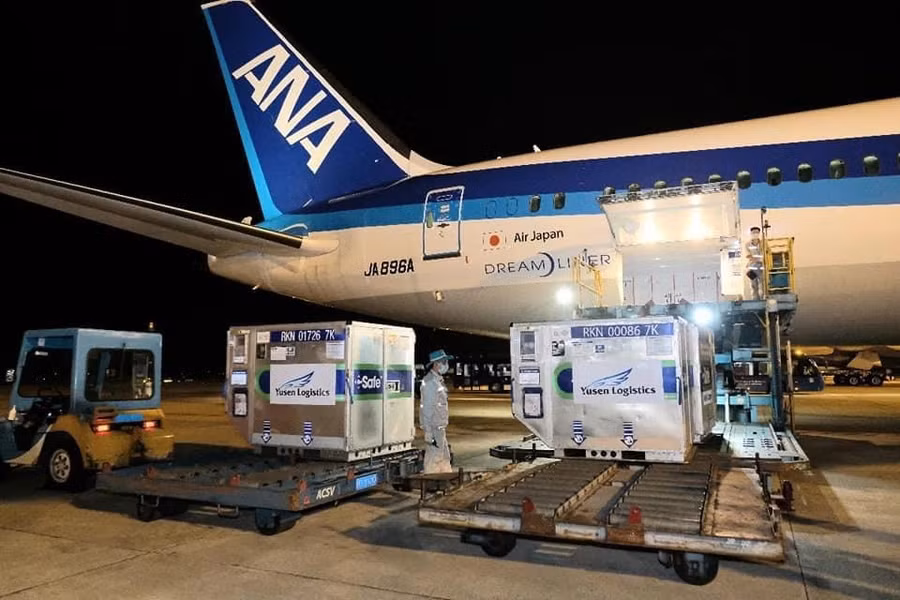 Loại container bảo quản vắc xin từ Nhật Bản về Việt Nam có thể điều chỉnh nhiệt độ bên trong (từ 2-8 độ C) trong suốt quá trình vận chuyển. Ảnh: VGP/Vũ Khoa