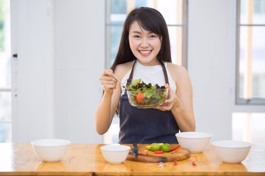 Nên ăn gì, kiêng gì sau tiêm vắc xin Covid-19? ảnh 1