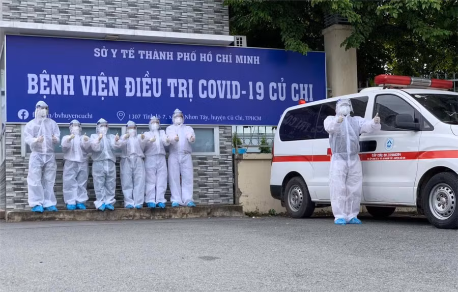 Các y, bác sĩ của Bệnh viện điều trị Covid-19 Củ Chi với sự hỗ trợ luân phiên cán bộ y tế từ BV Nhân Dân Gia Định và các bệnh viện được Sở Y tế phân công đã sẵn sàng tiếp nhận bệnh nhân Covid-19. Nguồn: Cổng thông tin điện tử thành phố.