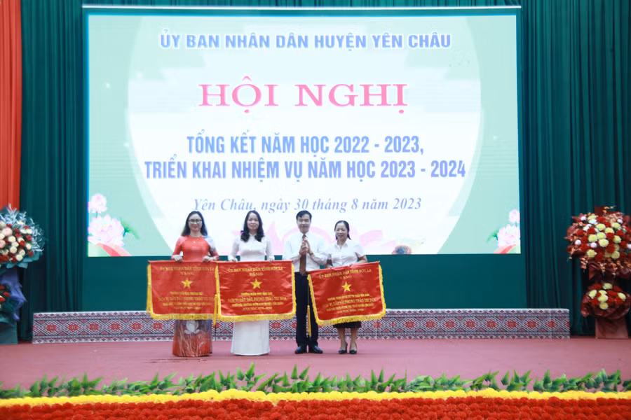 Tặng Cờ cho 3 tập thể dẫn đầu phong trào thi đua năm học 2022 - 2023.