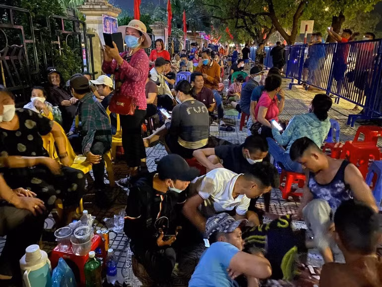 Hình ảnh cổ động viên Việt Nam "săn" vé SEA Games trên báo Malaysia.