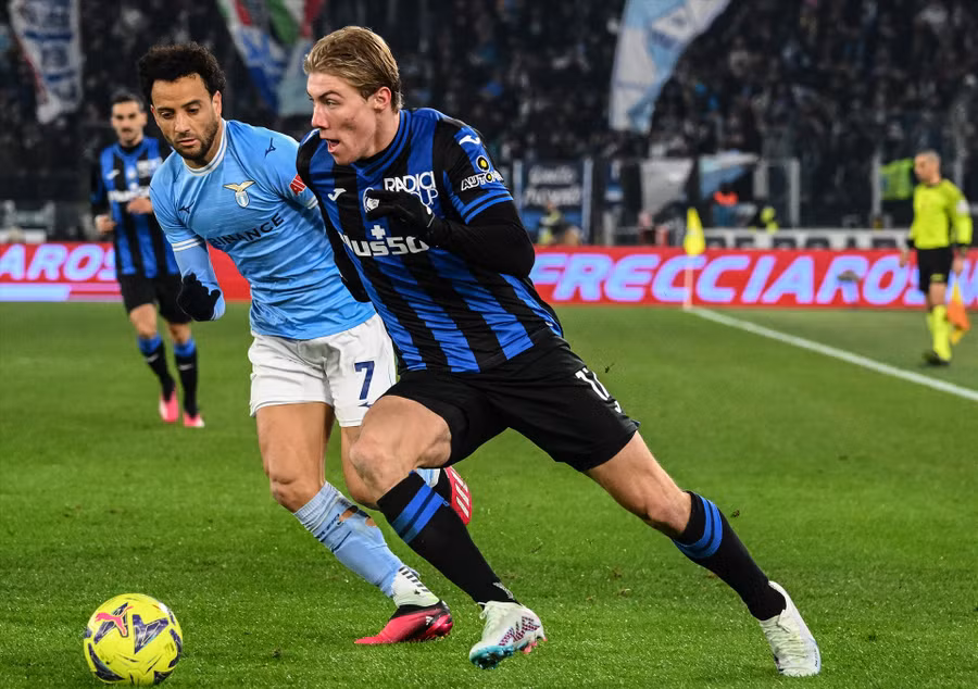 Rasmus Hojlund (bên phải) trong màu áo Atalanta. Ảnh: AFP.