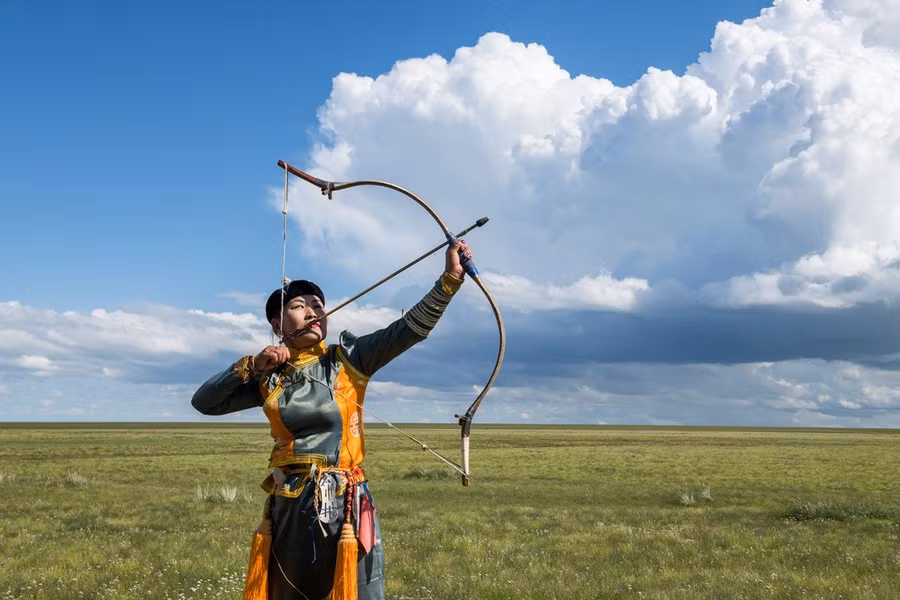 Một nữ cung thủ tạo dáng tại một lễ hội Naadam nhỏ ở sa mạc Gobi của Mông Cổ. Ảnh: CNN