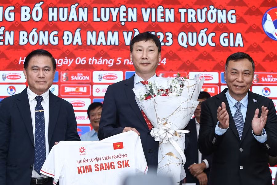HLV Kim Sang-sik ký hợp đồng với quan chức VFF chiều 6/5.