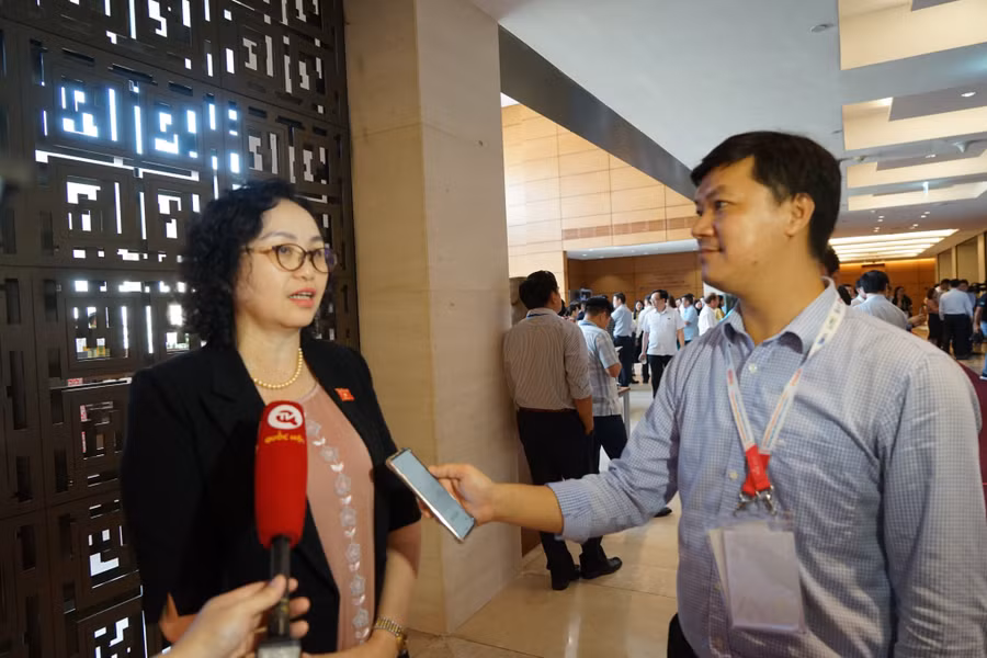 Đại biểu Quốc hội Cao Thị Xuân trả lời phỏng vấn của phóng viên Báo Giáo dục &amp; Thời đại. Ảnh: Hiếu Trung