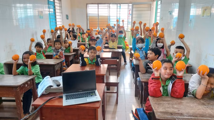 Những người lính Biên phòng tại lớp học tình thương thị trấn Bến Lức luôn nỗ lực để học sinh mỗi ngày đến trường là một ngày vui.