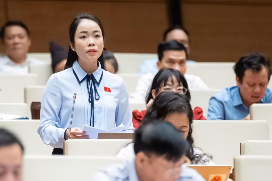 Đại biểu Triệu Thị Huyền (Đoàn ĐBQH tỉnh Yên Bái). Đại biểu Triệu Thị Huyền (Đoàn ĐBQH tỉnh Yên Bái).