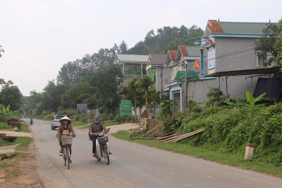 Đời sống của người dân xã Thanh Hối, huyện Tân Lạc ngày càng khởi sắc. Nhà cửa được xây dựng khang trang và kiên cố.