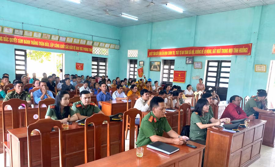 Cán bộ, chiến sỹ hai đơn vị đã tổ chức tuyên truyền, phát tờ rơi phòng chống ma túy và các loại tội phạm trên địa bàn. (Ảnh: CACC) Cán bộ, chiến sỹ hai đơn vị đã tổ chức tuyên truyền, phát tờ rơi phòng chống ma túy và các loại tội phạm trên địa bàn. (Ảnh: CACC)