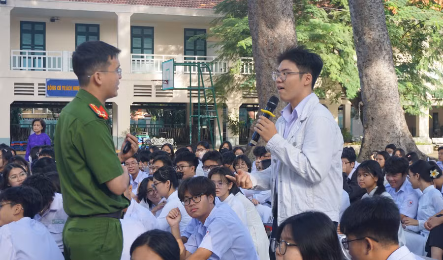 Thượng úy Nguyễn Khắc Anh tuyên truyền cho học sinh trên địa bàn Quận 1, Quận 3 về tác hại của ma túy cũng như các chất gây nghiện mới. (Ảnh: Hồ Phúc)