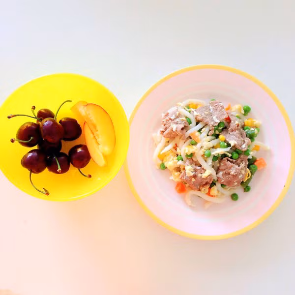 Mì udon xào thịt bò. Món này có thể làm chung cho cả nhà nhưng phần dành cho bé thì không nêm gia vị. Sau bữa chính, bé được tráng miệng với đào và cherry bỏ hạt. 11535732-10204481117134677-110-3607-2724