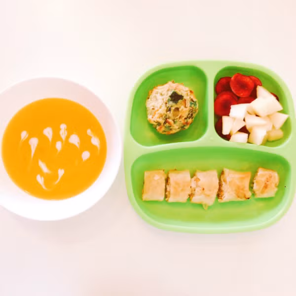 Nem rán, bánh cupcake rau, súp kabocha squash và hoa quả. Thùy Dương gợi ý các mẹ có thể thay súp quả kabocha squash bằng súp bí ngô nếu không kiếm được đúng nguyên liệu. Bánh muffin rau củ có thêm cải bó xôi và tăng vị ngọt bằng chuối, sốt táo cùng một ít hạt điều xay nhỏ. 10985489-10204690890178872-905-2775-6929