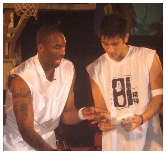 Bức ảnh Kobe Bryant và Cao Dĩ Tường chụp với nhau gây xúc động: Hy vọng cùng Cát Triết lập đội bóng rổ thiên đường mạnh nhất ảnh 4