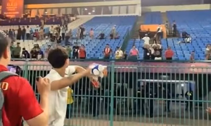 Trung vệ Khemdee của Thái Lan ném huy chương SEA Games 32 lên khán đài sân Olympic của Campuchia hôm 16/5. Trung vệ Khemdee của Thái Lan ném huy chương SEA Games 32 lên khán đài sân Olympic của Campuchia hôm 16/5.