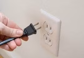 Rút dây nguồn ra khỏi ổ cắm cũng là một cách để tiết kiệm điện hiệu quả