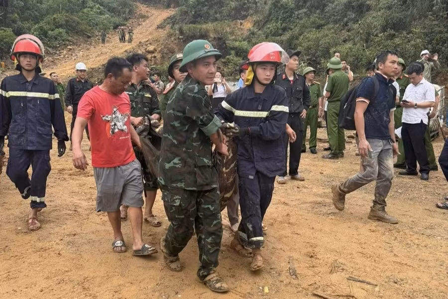 Lực lượng chức năng ứng cứu, đưa các nạn nhân ra khỏi hiện trường vụ sạt lở.