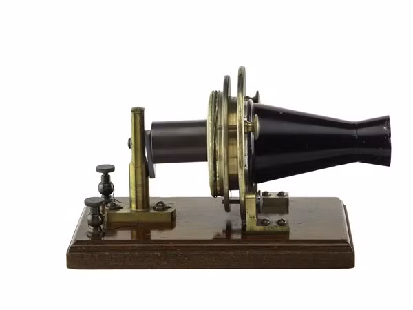 Alexander Graham Bell đã phát minh ra điện thoại.