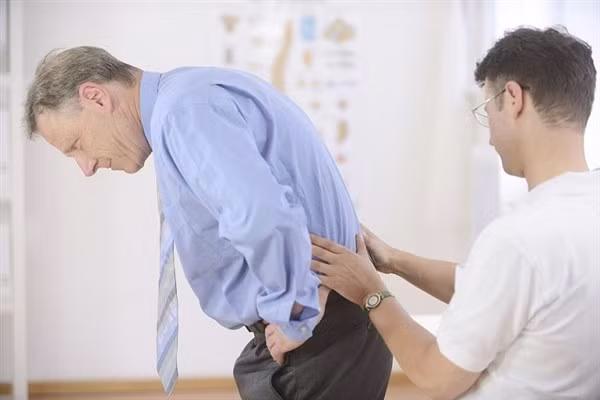 Cơn đau ở hạ sườn phải là dấu hiệu các bệnh lý về gan, mật, túi mật. Ảnh minh họa.