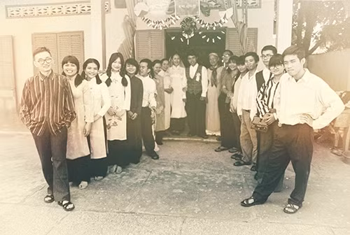 Xúc động bộ ảnh “Cưới sum vầy” gợi nhớ về thập niên 80 - Ảnh 29 Xúc động bộ ảnh “Cưới sum vầy” gợi nhớ về thập niên 80 - Ảnh 29