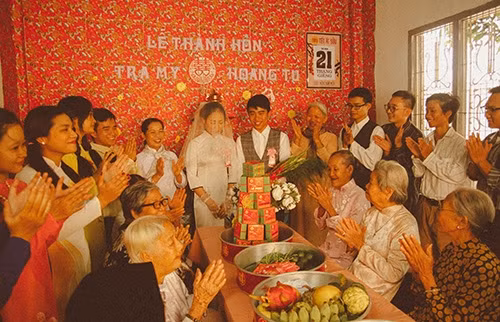Xúc động bộ ảnh “Cưới sum vầy” gợi nhớ về thập niên 80 - Ảnh 17 Xúc động bộ ảnh “Cưới sum vầy” gợi nhớ về thập niên 80 - Ảnh 17
