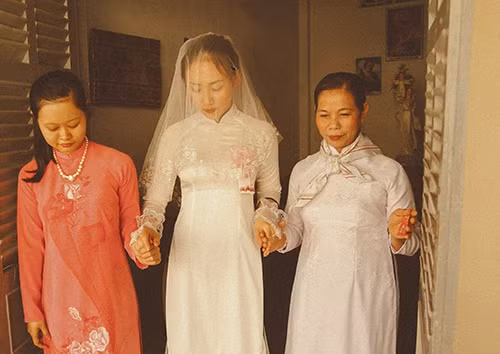 Xúc động bộ ảnh “Cưới sum vầy” gợi nhớ về thập niên 80 - Ảnh 13 Xúc động bộ ảnh “Cưới sum vầy” gợi nhớ về thập niên 80 - Ảnh 13
