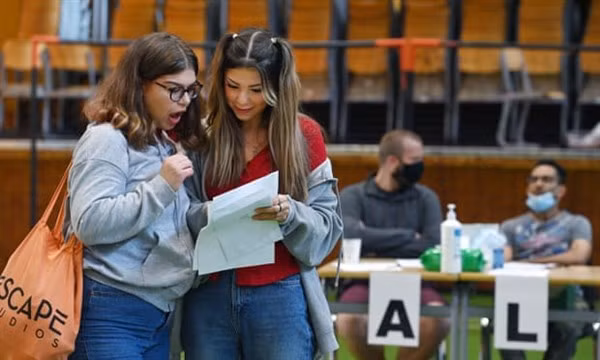 Học sinh bất ngờ khi nhận điểm A-level.