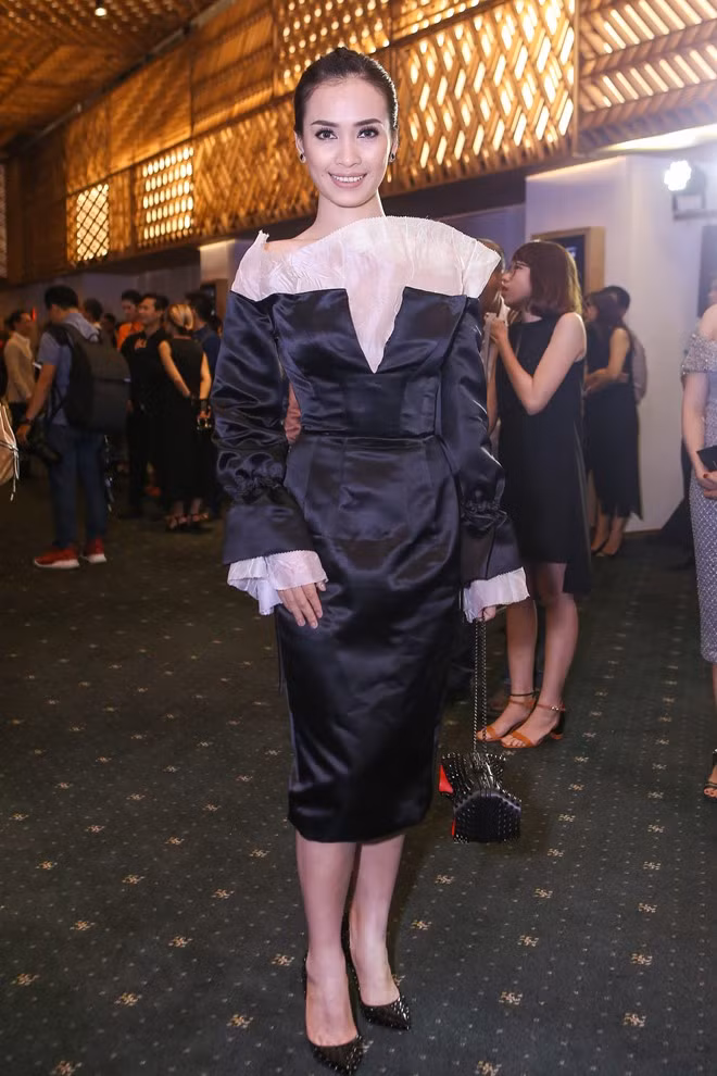 Gu thời trang của Ái Phương bị đánh giá là kém ổn định vì bộ cánh không tôn vóc dáng của nữ ca sĩ. Thiết kế tông đen và quá rộng khiến còn khiến người mặc trở nên già dặn. Ảnh: Nguyễn Thành