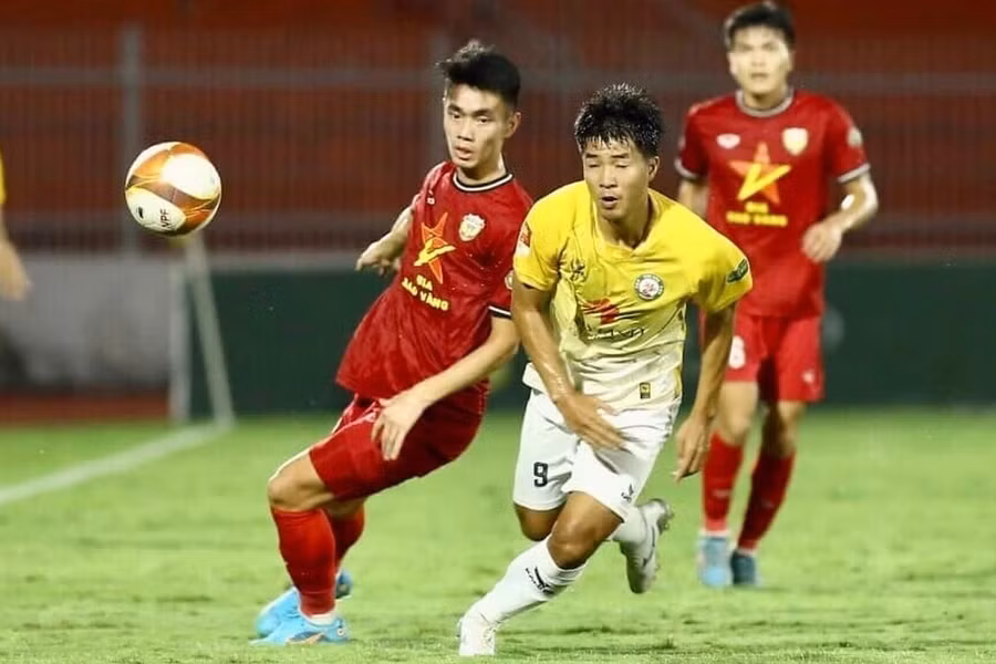 Hồng Lĩnh Hà Tĩnh thua Bình Định 0-2 trong bối cảnh có tới 5 cầu thủ bị bắt vì nghi sử dụng ma túy.