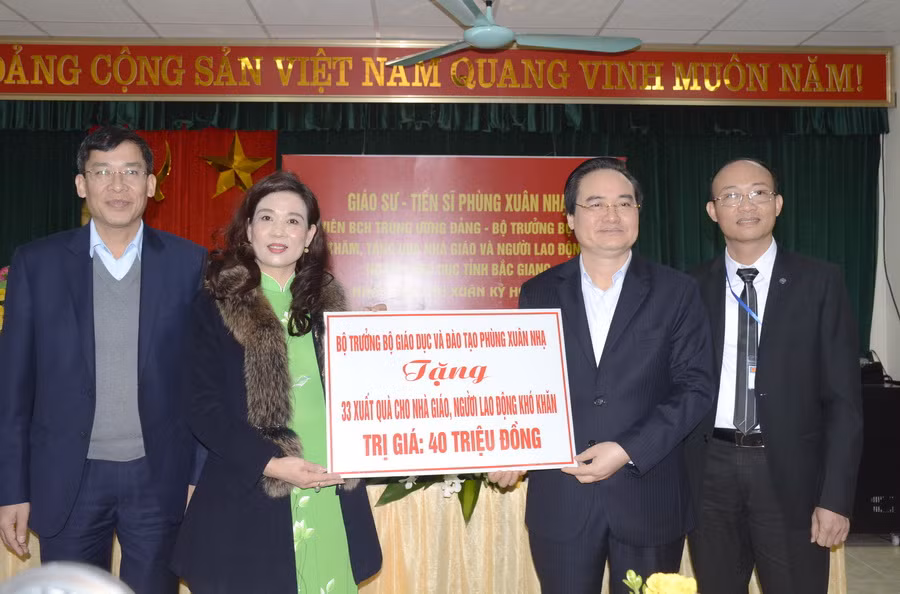 Bộ trưởng Phùng Xuân Nhạ tặng quà Tết cho giáo viên có hoàn cảnh khó khăn của ngành GD&ĐT Bắc Giang