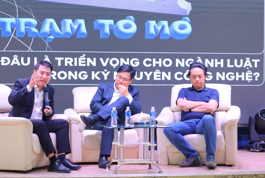 Các diễn giả chia sẻ tại toạ đàm. Các diễn giả chia sẻ tại toạ đàm.