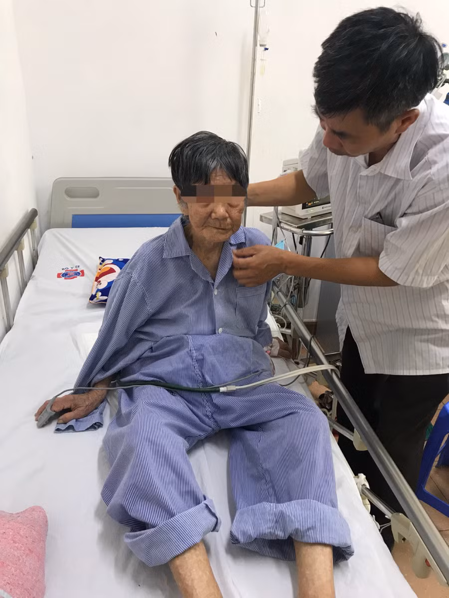 Phẫu thuật loại bỏ u vú kích thước lớn cho cụ bà 92 tuổi ảnh 2 Phẫu thuật loại bỏ u vú kích thước lớn cho cụ bà 92 tuổi ảnh 2