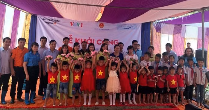 Đại diện các đơn vị tài trợ chụp ảnh với các cô và trò của trường Mầm non Công Đa Đại diện các đơn vị tài trợ chụp ảnh với các cô và trò của trường Mầm non Công Đa