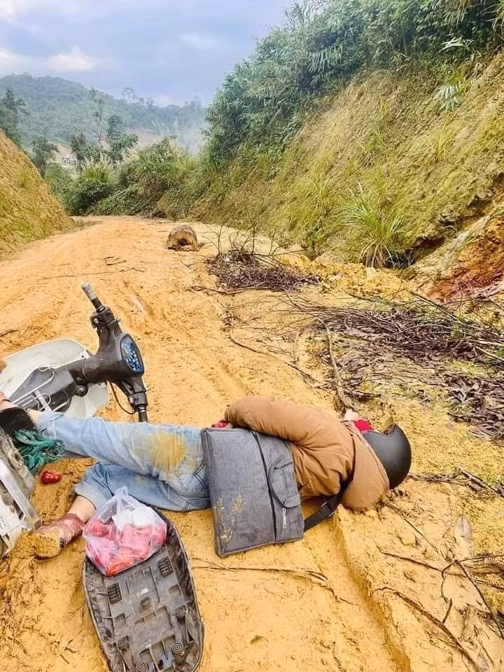 Do đường đất trơn trượt, chân không trụ vững nên cô Sương cùng chiếc xe ngã ra đường. (Ảnh: CTV)