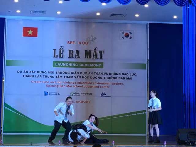 Học sinh diễn kịch bạo lực học đường.