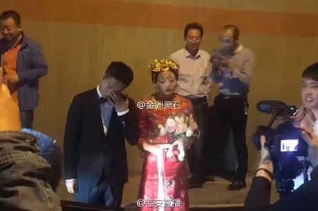 So lo gio tot, cap doi lam dam cuoi ngay trong … duong ham - Anh 2