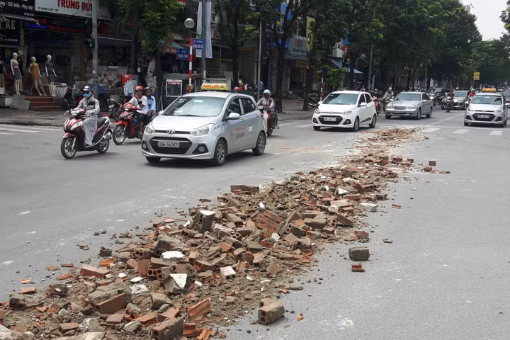 Truy tìm xe tải đổ chất thải giữa phố Hà Nội