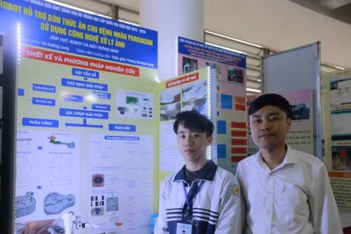 Thầy giáo hướng dẫn Vương Quang Trọng và Vũ Hoàng Long với dự án dự thi Rô bốt bón thức ăn dự thi quốc tế