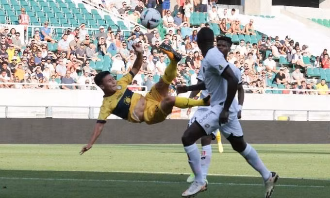 Khán giả vỗ tay tán thưởng cú tung người ngẫu hứng của Quang Hải ở phút 13 trận Pau FC hoà Dijon 0-0 hôm 7/8.