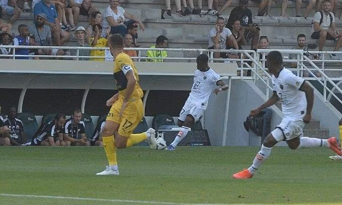 Pau FC (áo vàng) hòa Dijon 0-0 ở vòng 2 Ligue 2.