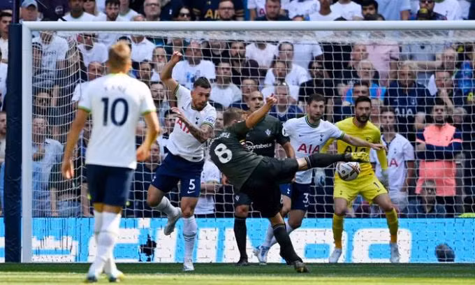 Tottenham dù bị dẫn bàn trước nhưng chung cuộc hạ Southampton 4-1.
