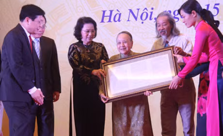 Gia dinh co nhac si Van Cao hien tang bai 
