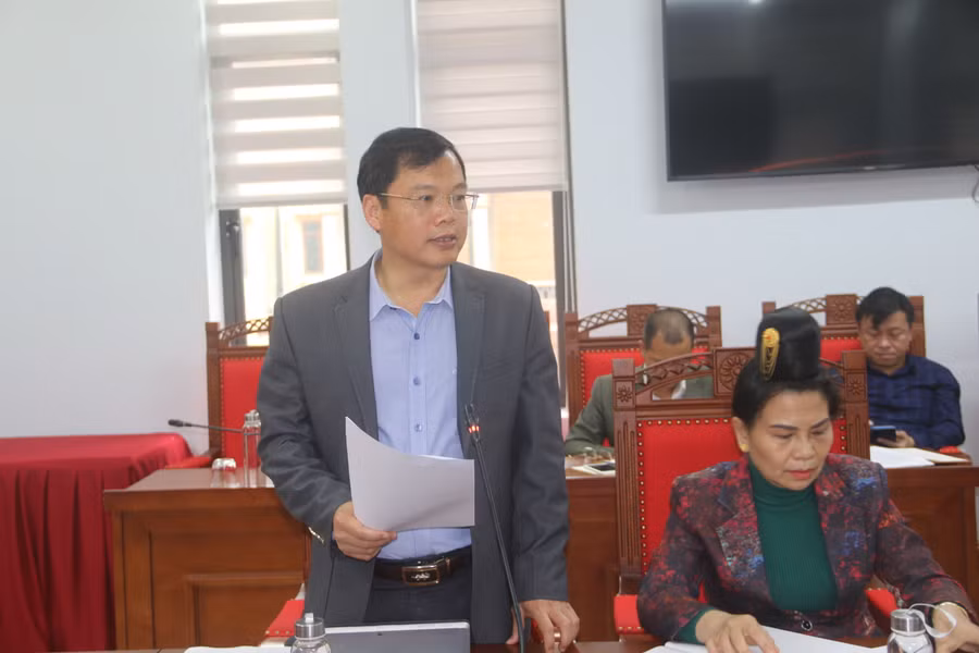 Ông Trần Công Chính, Phó Chủ tịch UBND TP. Sơn La phát biểu tại cuộc họp, bàn về công tác tổ chức Lễ hội mùa hoa ban.