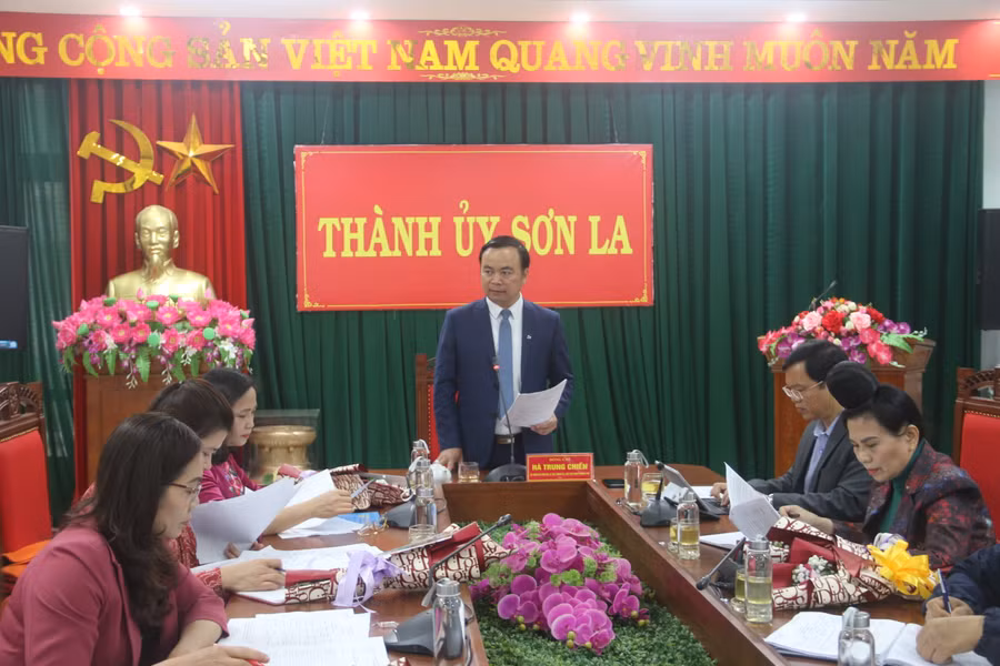 Ông Hà Trung Chiến, Bí thư Thành ủy thành phố Sơn La chủ trì cuộc họp về công tác tổ chức Lễ hội mùa hoa ban.