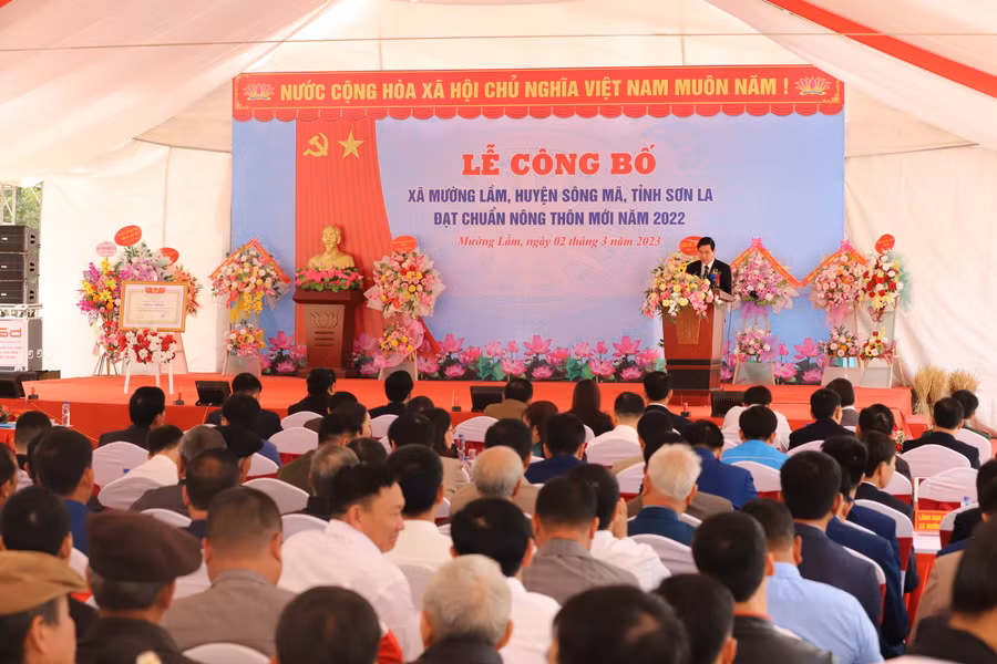 Toàn cảnh lễ công bố xã Mường Lầm đạt chuẩn nông thôn mới.