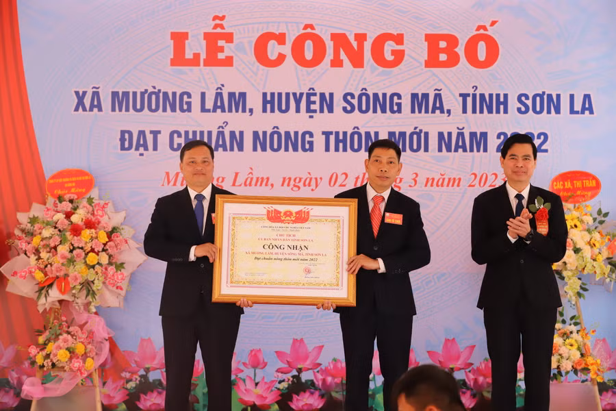 Ông Hoàng Quốc Khánh (bên phải) trao Công nhận xã Mường Lầm đạt chuẩn nông thôn mới.