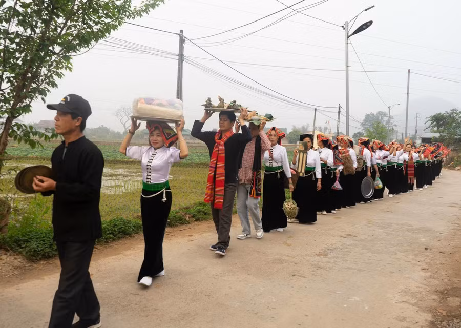 Đoàn cầu mưa ra mó nước cúng thổ địa, thần linh xin nước đựng vào ống tre.