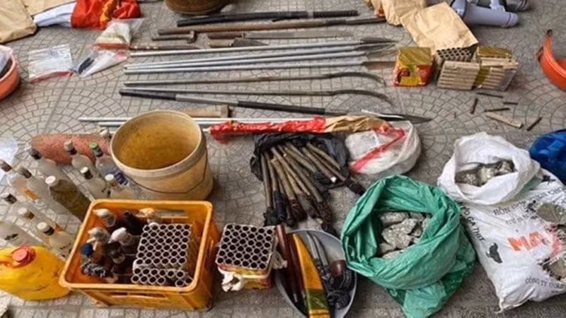 Số vũ khí, hung khí của các đối tượng trong vụ án đặc biệt nghiêm trọng tại xã Đồng Tâm bị cơ quan công an thu giữ. Số vũ khí, hung khí của các đối tượng trong vụ án đặc biệt nghiêm trọng tại xã Đồng Tâm bị cơ quan công an thu giữ.