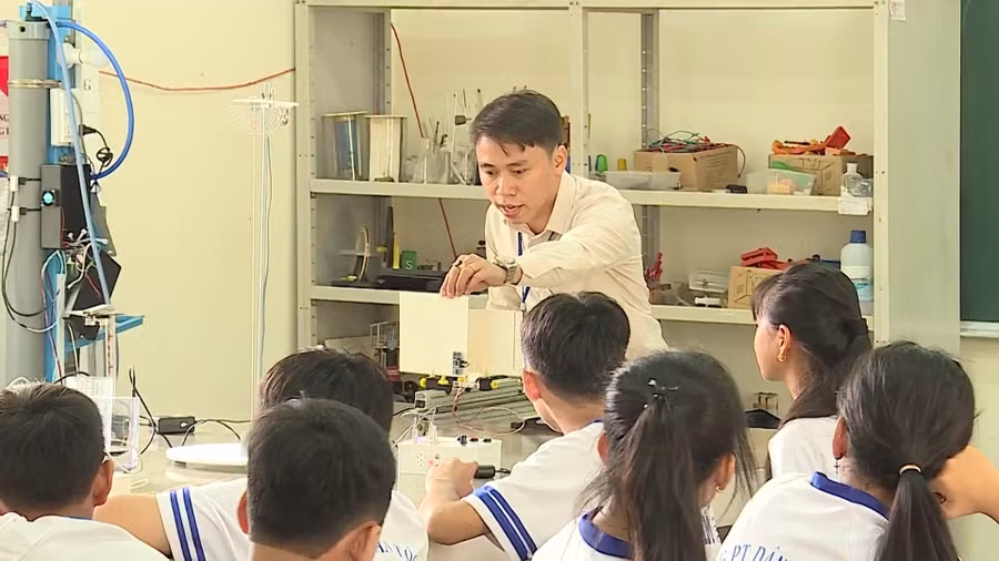 Thầy Lê Thanh Liêm – giáo viên Trường Phổ thông Dân tộc Nội trú Him Lam (Châu Thành A, Hậu Giang) và học trò trong giờ thực hành. Ảnh: NVCC