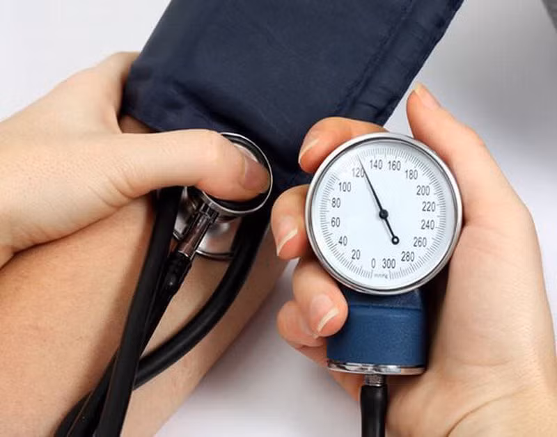 Khi huyết áp tăng, điều cần thiết nhất là để bệnh nhân nằm nghỉ, thư giãn trong phòng thoáng mát. Ảnh minh họa.