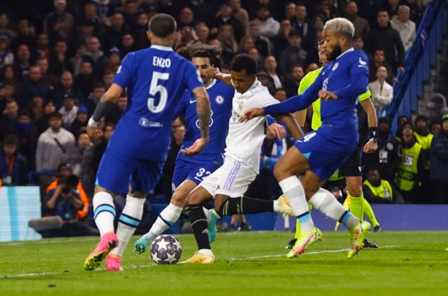 Chelsea (áo xanh) bị loại khỏi Champions League.